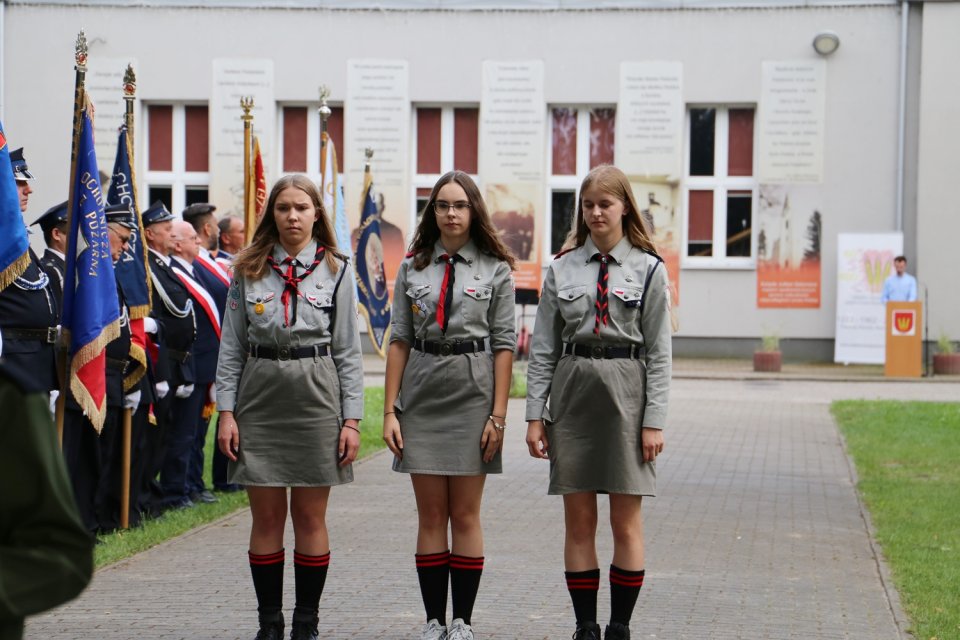Harcerki składają hołd powstańcom warszawskim.