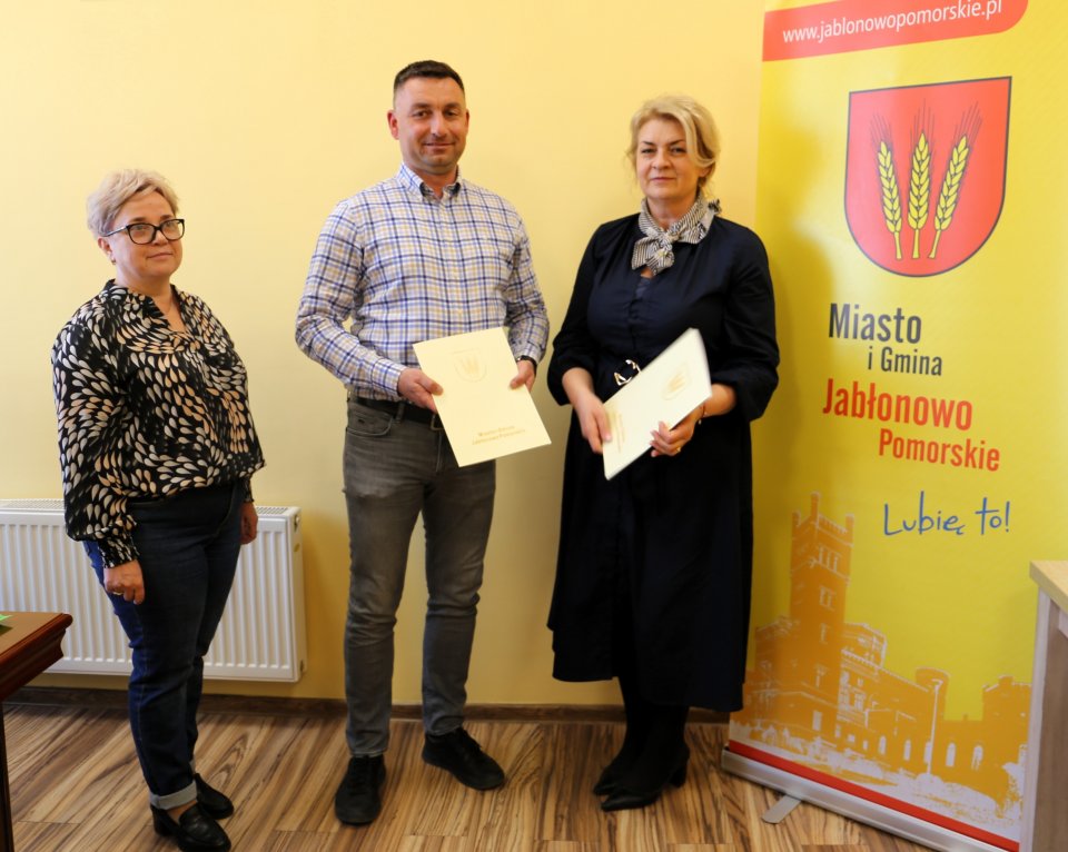 Zdjęcie Na zdjęciu od lewej skarbnik Stanisława Gniot, w środku Michał Fiszer właściciel firmy Fiszer Sp. z o.o., z lewej burmistrz Marzanna Fettke.