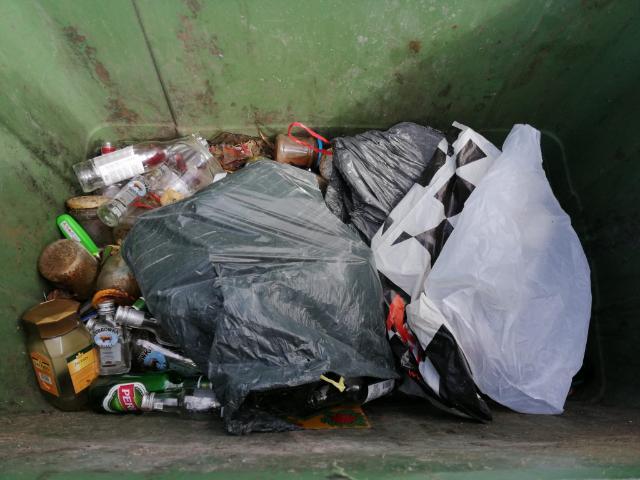 - folie__nakretki_plastikowe_i_metalowe_w_pojemniku_na_szklo.jpg - folie__nakretki_plastikowe_i_metalowe_w_pojemniku_na_szklo.jpg