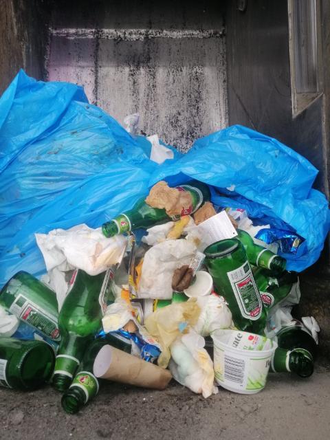 - folie__tworzywa__papier_i_kartowny_w_pojemniku_na_odpady_zmieszane.jpg - folie__tworzywa__papier_i_kartowny_w_pojemniku_na_odpady_zmieszane.jpg