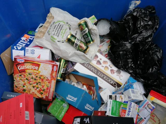 - folie_i_metale_w_pojemniku_na_papier.jpg - folie_i_metale_w_pojemniku_na_papier.jpg