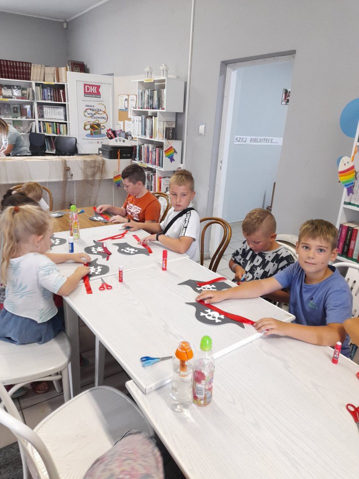 Zdjęcie Tworzenie czapek pirackich pozwoliło na rozwinięcie kreatywności wśród dzieci.