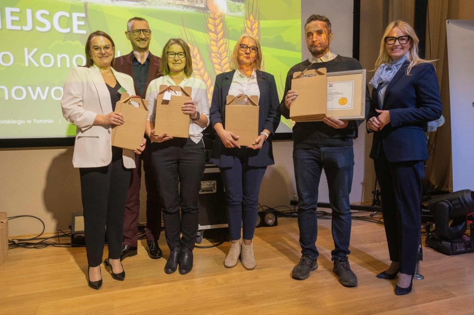 Wyróżnienia wręczyła Aneta Jędrzejewska Członek Zarządu Województwa Kujawsko-Pomorskiego. / fot. Kujawsko-Pomorski Oddział Regionalny ARiMR