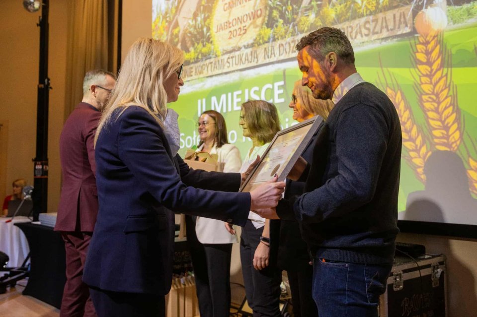 Sołtys Konojad Paweł Wojciechwoski odbiera nagrodę.