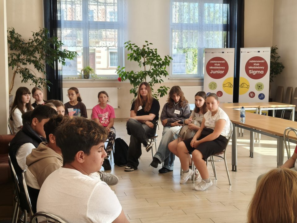 Dzieci podczas rozmowy z psychologiem.