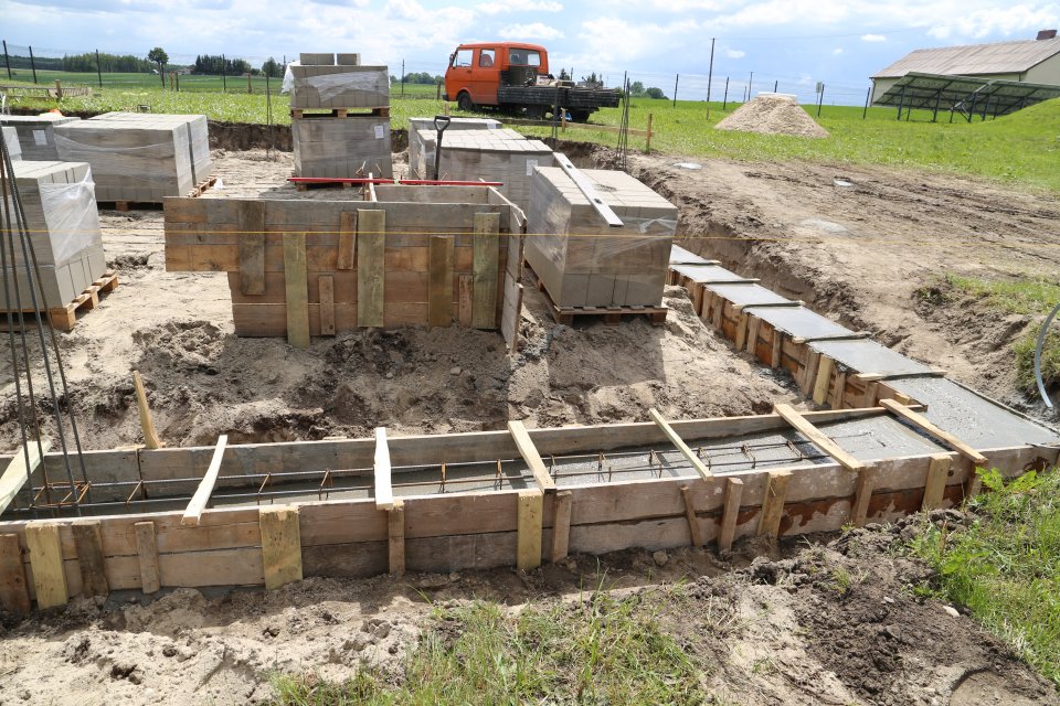 Zdjęcie trwają prace budowlane.