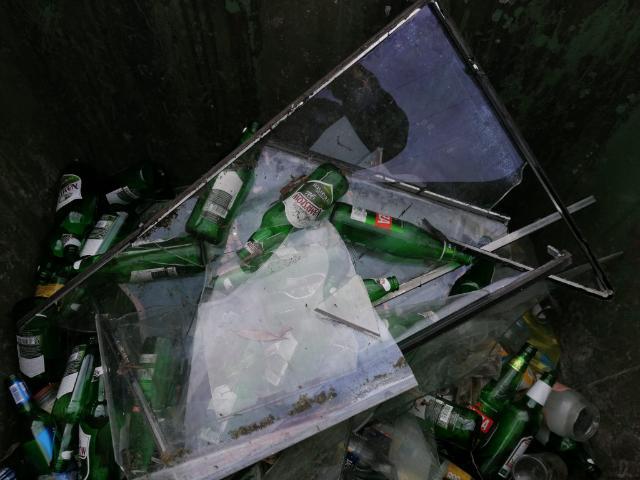 - szyba_i_metalowa_rama_w_pojemniku_na_szklo.jpg - szyba_i_metalowa_rama_w_pojemniku_na_szklo.jpg