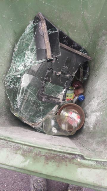 - szyba_samochodowa__naczynia__metalowe_nakretki_w_pojemniku_na_szklo.jpg - szyba_samochodowa__naczynia__metalowe_nakretki_w_pojemniku_na_szklo.jpg