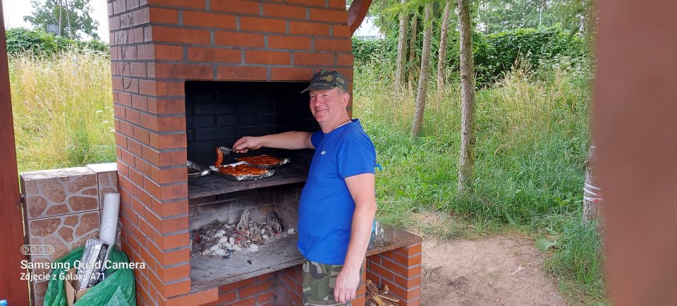 Zawody wędkarskie wędkarz soti przy grilu