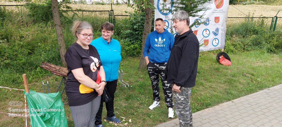 Zawody wędkarskie Cztery osoby na plaży w Nowej Wsi