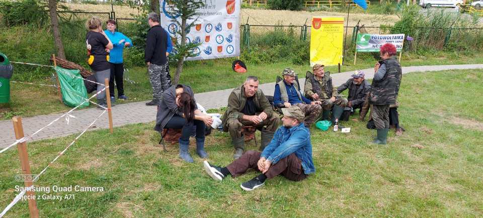 Zawody wędkarskie Grupa wędkarzy przed rozpoczęciem zawodów na plaży w Nowej Wsi.